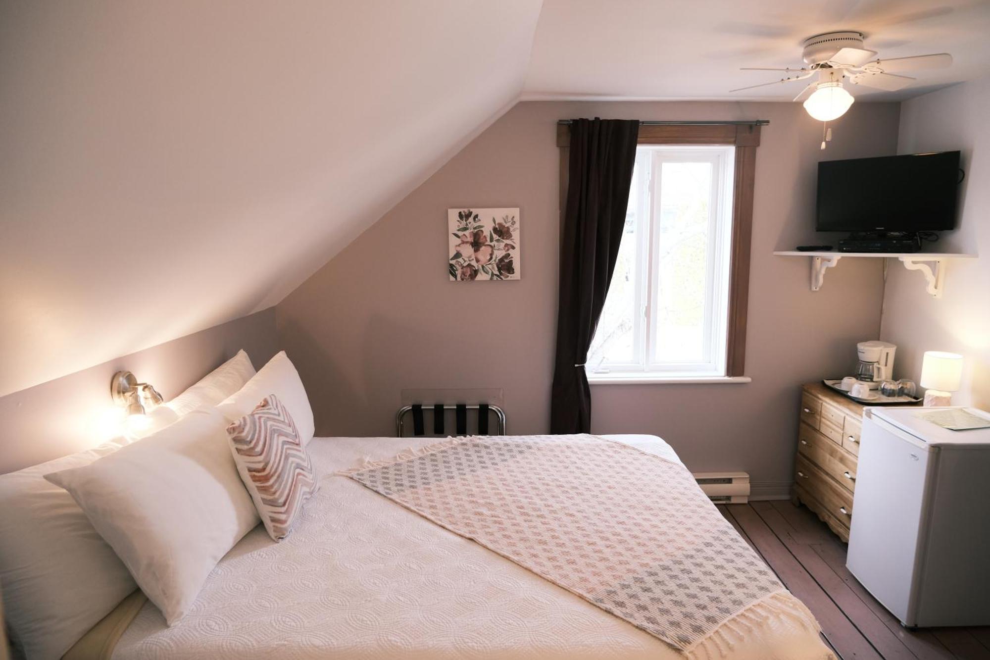 Les Pinsons Des Rives Bed & Breakfast La Malbaie Oda fotoğraf