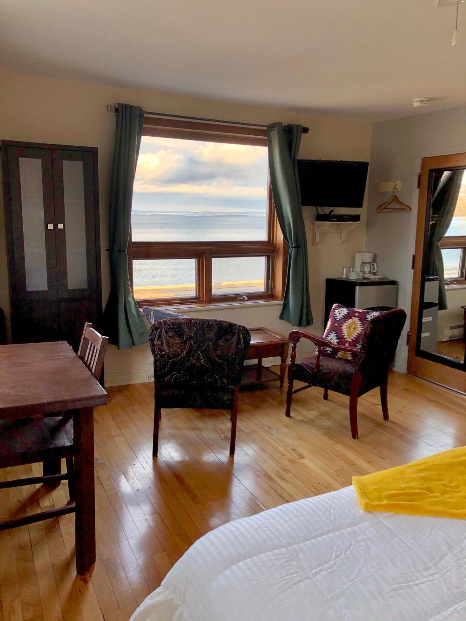 Les Pinsons Des Rives Bed & Breakfast La Malbaie Oda fotoğraf